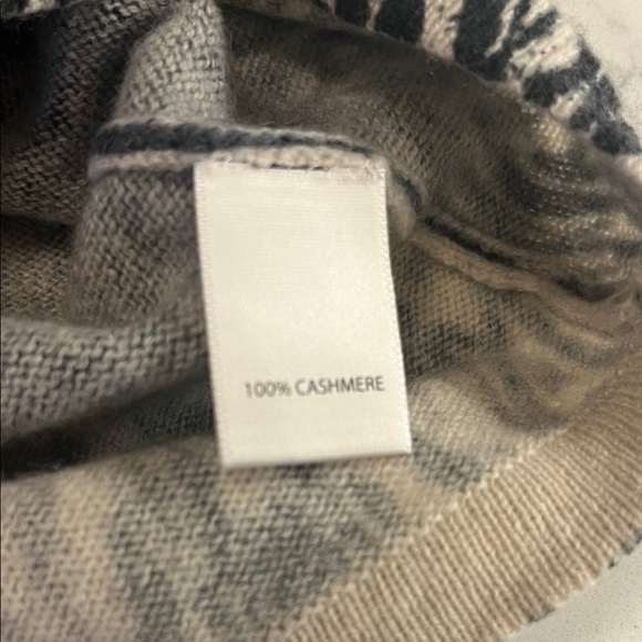 💯% CASHMERE Saks Fifth Avenue v-neck sweater Size M - Picture 3 of 6